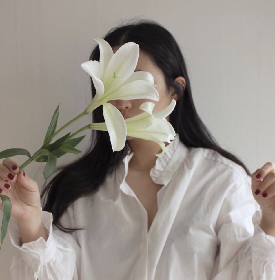 ลิลลี่ขาว (น.)
ดอกไม้แห่งความอ่อนโยนและนุ่มนวลที่แฝงไปด้วยความรักและความหวังดี อีกความหมายก็คือ ‘ผมสนใจในตัวคุณ อยากทำความรู้จักคุณให้มากกว่านี้’ เอาไว้มอบให้กับใครสักคนที่คุณกำลังตกหลัมรักและอยากพัฒนาคงามสัมพันธ์นั่นเอง :-)