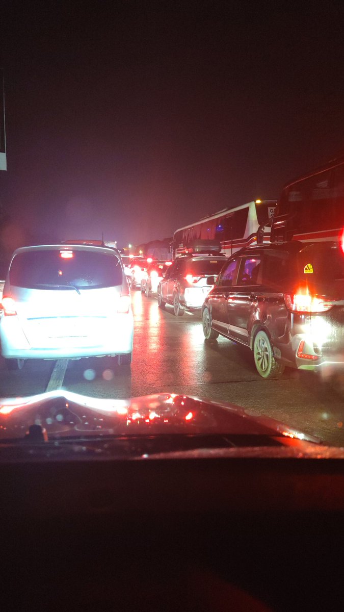 budhikha's tweet photo. Tarif bayar sama kok arah cikampek disiksa arah jakarta dapat oneway https://t.co/B5mY3dHoRC