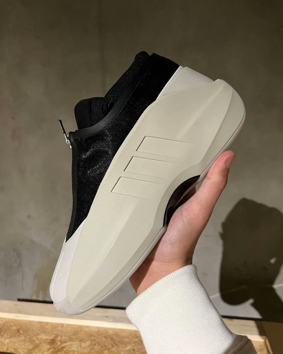 JustFreshKicks's tweet photo. First Look: adidas Crazy IIInfinity https://t.co/661xgI3gJx