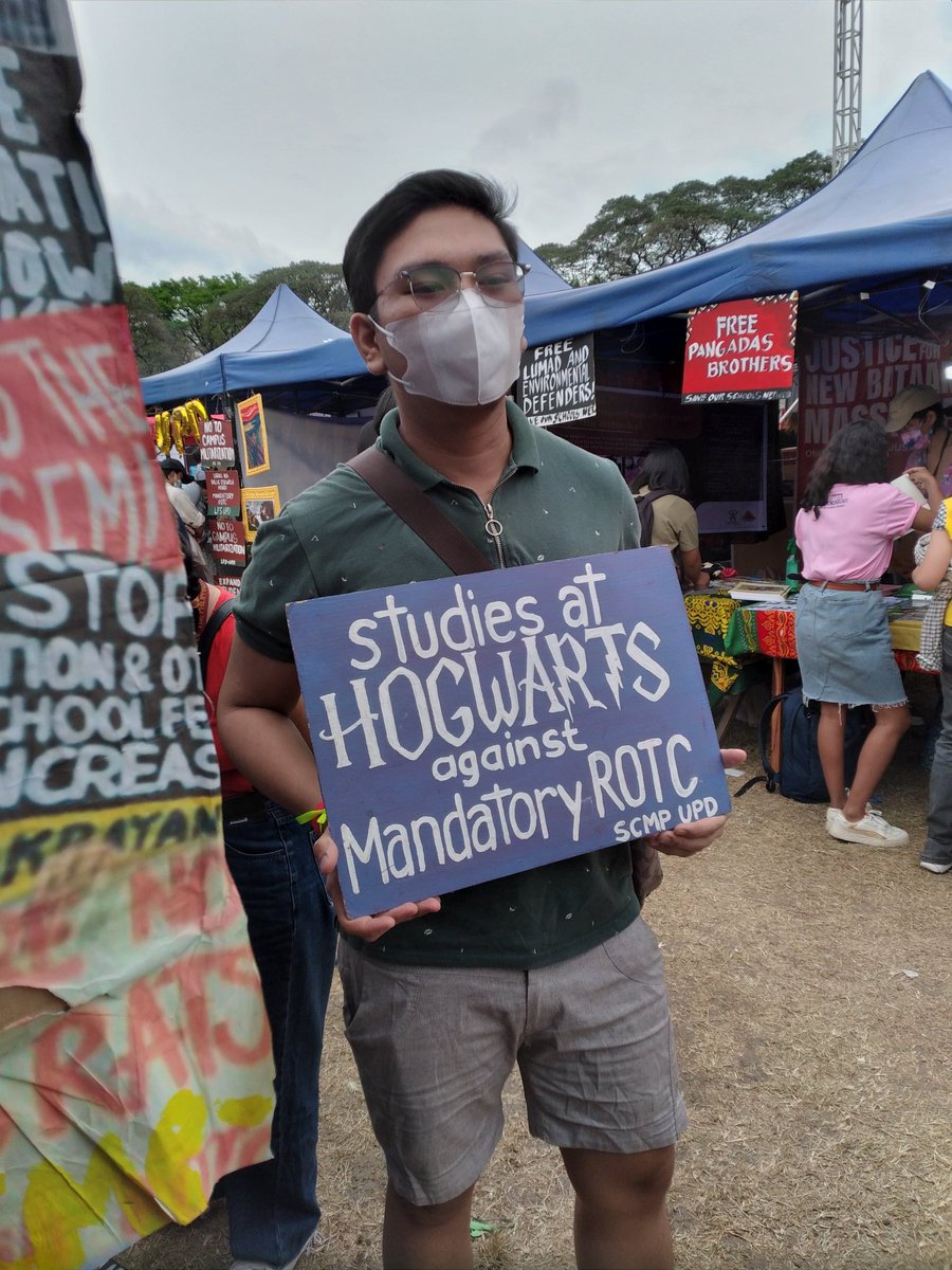 scmp_upd's tweet photo. TINGNAN: Hindi nagpahuli sa huling gabi ang SCMP-UPD sa pangangampanya sa mga pumunta sa #UPFair2023 Cosmos upang ipatampok ang ating panawagang #NoToMandatoryROTC and #DefendAcademicFreedom!
#KaisaKaSaMusika
#JoinSCMPUPD https://t.co/pMOLgqfwmB