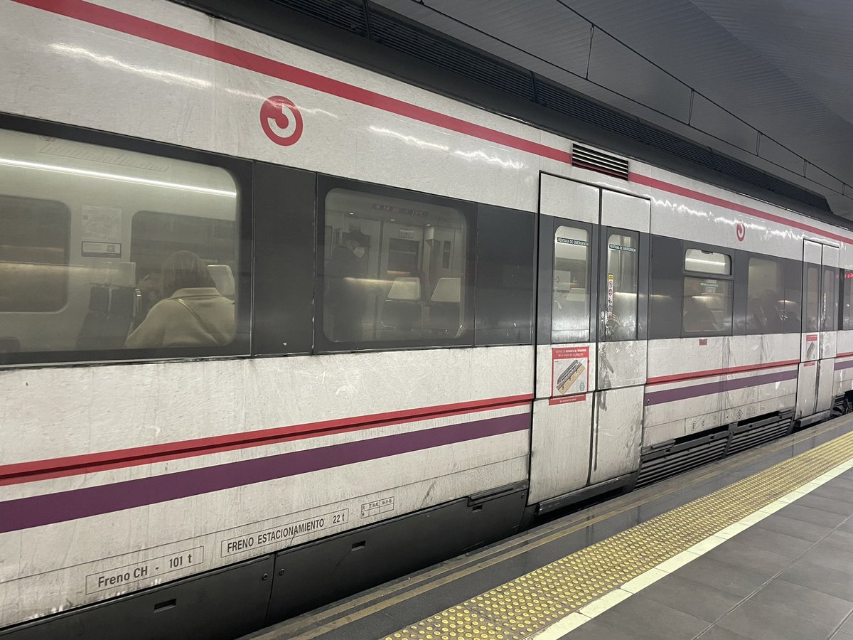 Puede tener más mugre este tren de <a href="/CercaniasMadrid/">Cercanías Madrid</a> ?? Al nefasto servicio que prestan diariamente se une esta marranada.