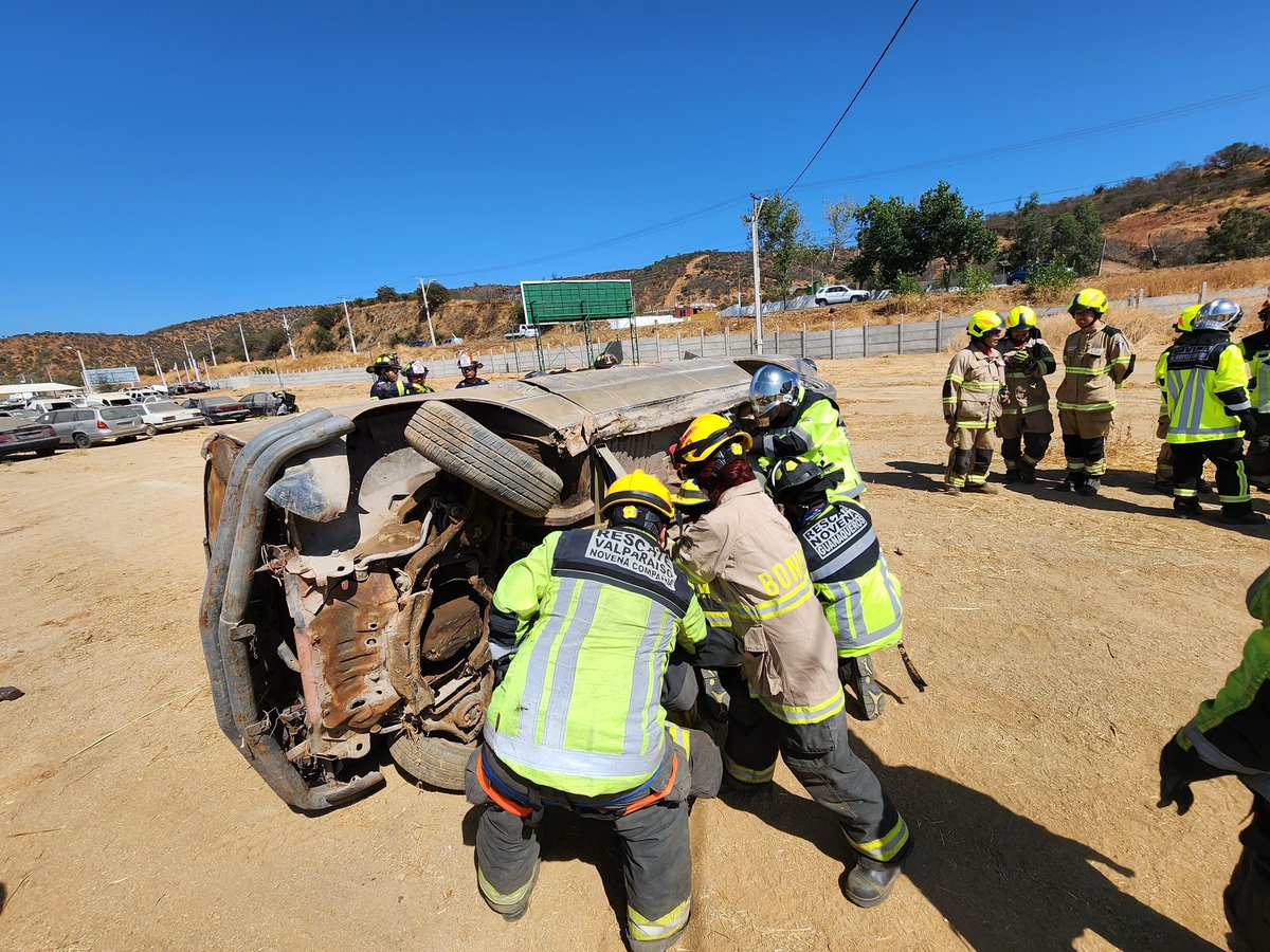 Novenacbc's tweet photo. El día Sábado 18 de febrero Operadores de rescate vehicular de nuestra compañía se movilizaron hasta la ciudad de limache, Región de Valparaiso, para realizar practica de Rescate Técnico Pesado. Con el auspicio de la Confederación de Novenas Compañías Chile. https://t.co/oyKf4QQaIY
