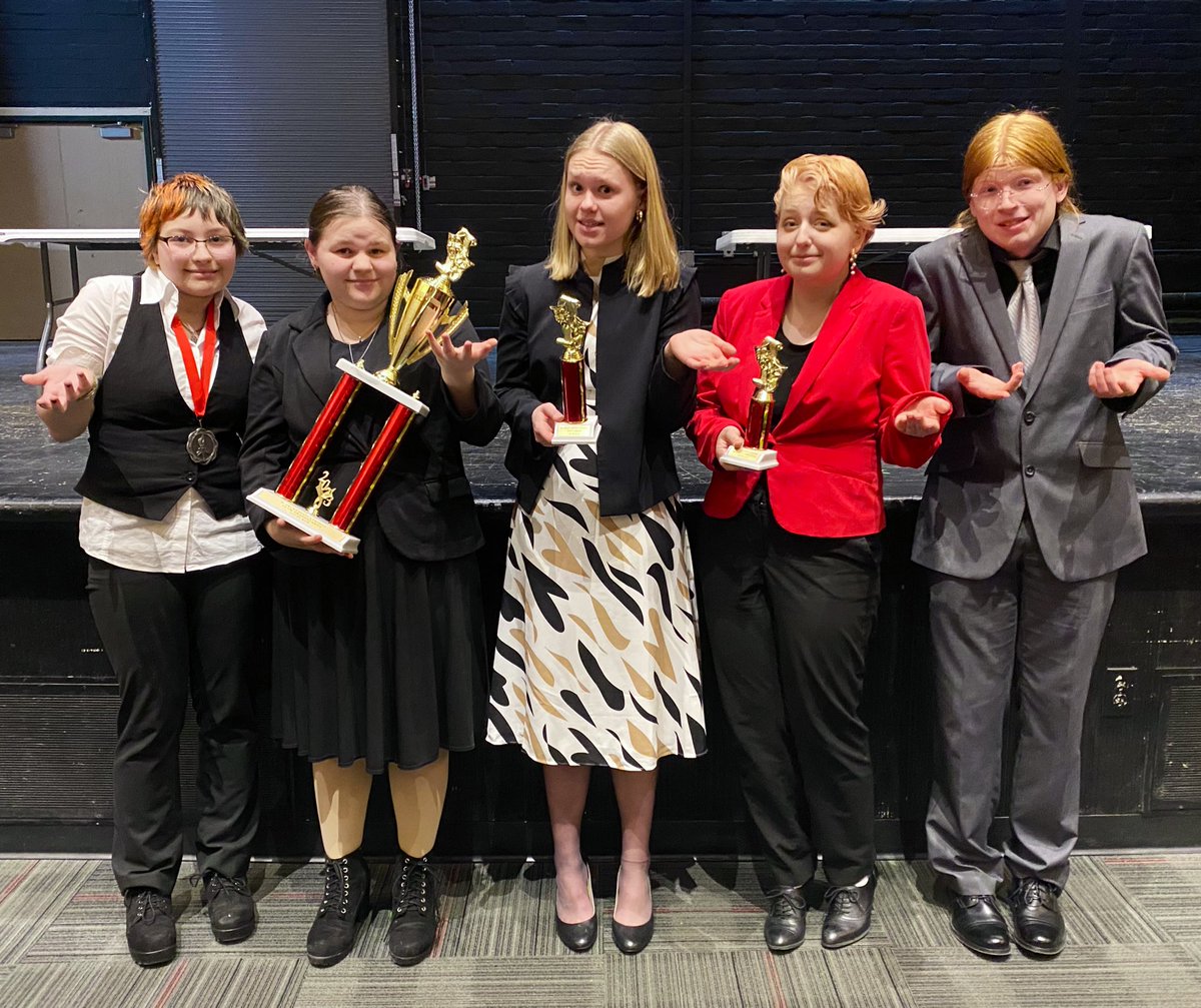 MrsKPWalker's tweet photo. We love our seniors!!! They KNOW how to lead and inspire (regardless of what the second picture insinuates… 😅🤔). #WeDoNotKnow #FmtSpeech #Seniors https://t.co/GIW0maY86i
