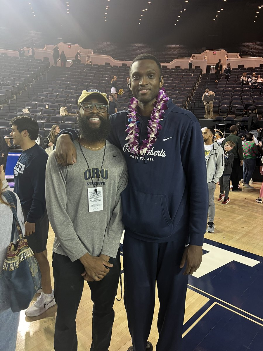 MylesSmith_SPT's tweet photo. Post Game with my guy @Dshezl13 on senior night💯❗️Congratulations family🙌🏾 https://t.co/ZuKOMstE3F