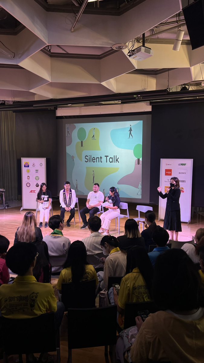 BAllbuN's tweet image. หลังจากไปเรียนภาษามือที่งาน #Bangkokdesignweek2023 แล้วมางานโชว์เคสวันนี้ ถือว่าคุ้มมาก ได้เปิดโลกมากกก ได้เดินดูและคุยทุกบูธเลย ได้เรียยรู้ แล้วก็ตระหนักในหลายๆเรื่องที่คนหูปกติก็คิดไม่ถึง #EDeaf #EDeafSS5