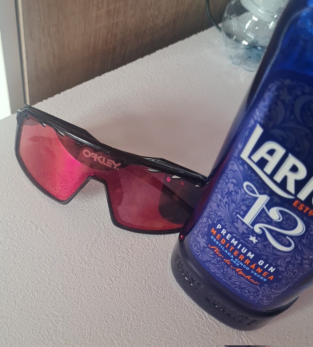 vendo unas gafas y una botella q un desconocido se dejó ayer en mi casa
precio negociable!!!!!