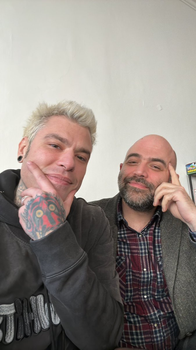 Fedez's tweet photo. Su Gigante del giornalismo abbiamo riso tantissimo 😅 https://t.co/lNWRScAp9M
