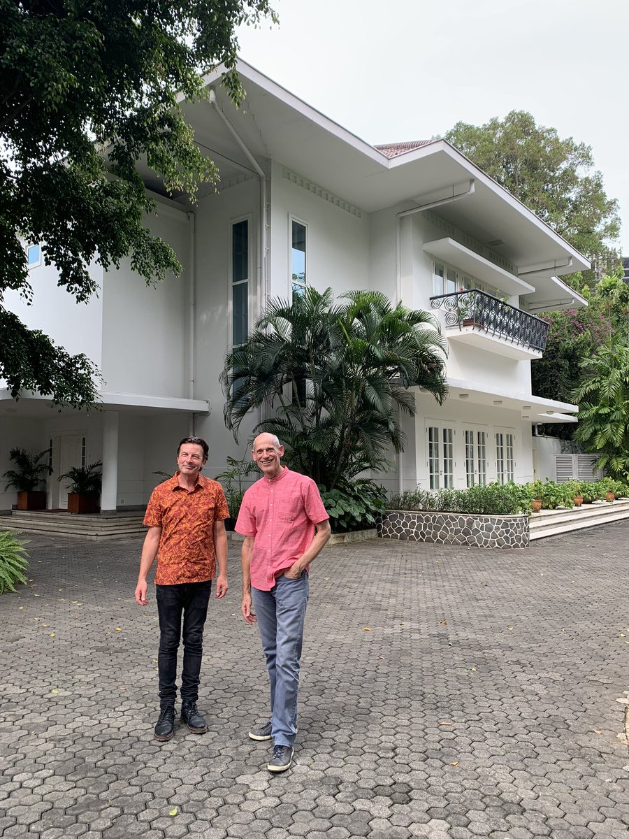 LambertGrijns's tweet image. Inspired by @LostJakarta I’ll start a new series on heritage in #Menteng. First: the 🇳🇱residence at Jl Diponegoro. Designed in 1948 by Han Groenewegen and given to the 🇳🇱 by President Sukarno in 1963. The b/w pic taken in 1951 by Joe Scherchel for Time Life #friendsofmenteng