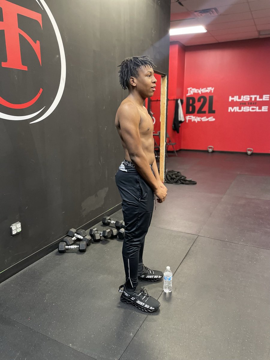 AipElite's tweet photo. 1 of 1 😤💯💪🏾 I’m say it best CB in class of ‘27 in NJ 🤷🏾‍♂️ show me a better one 🙌🏾🏝️ #HardWork #NeverDuckNoComp #AipElite @kingNas2008 https://t.co/wpdYjNq1Le