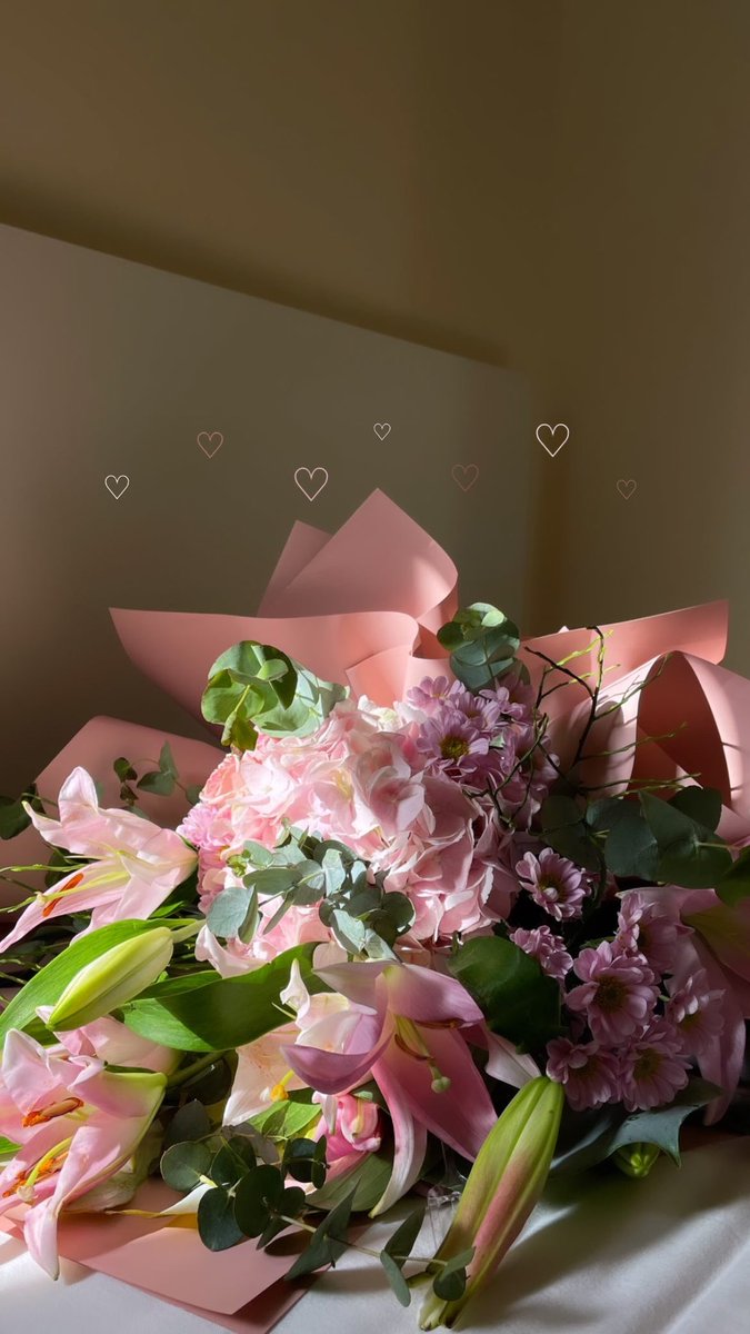 s0910_'s tweet photo. 𝙷𝙰𝙿𝙿𝙸𝙽𝙴𝚂𝚂 𝙸𝚂 𝚃𝙾 𝙷𝙾𝙻𝙳 𝙵𝙻𝙾𝚆𝙴𝚁𝚂 𝙸𝙽 𝙱𝙾𝚃𝙷 𝙷𝙰𝙽𝙳𝚂 ♡ https://t.co/ne25rQYDRm