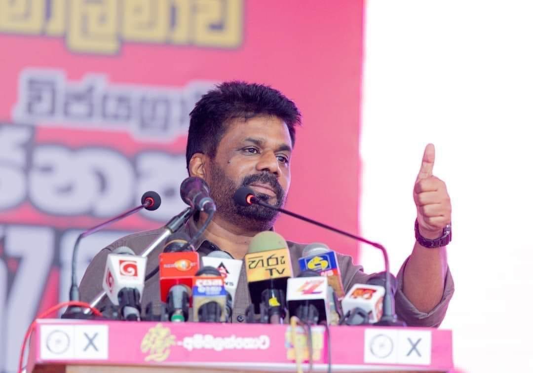 YasaranPitta's tweet photo. Voting to whom ever you want is a right you have, but the funny part is the same people who went behind Gota crazily now goes behind Anura and now those people get triggered if anyone says that every politician is the same. I mean දැන්වත් කඩේ යන එක නවත්තපං. ඉගෙනගනිං pls. #Baiyo https://t.co/wR5LZuBfWI