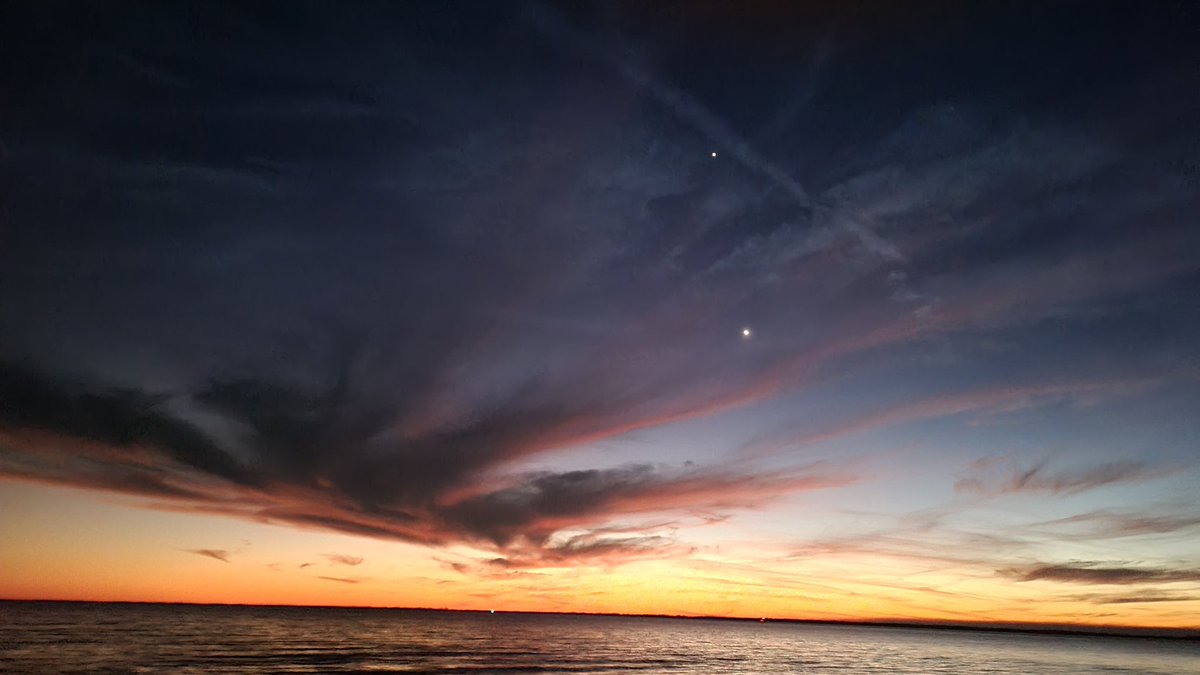 pookondotcom's tweet image. But this time, I also got to see Jupiter (top) and Venus (bottom). If it was a little darker, I suppose I could have seen Neptune too. But hopefully not Uranus. No one wants to see that. That&apos;s too much! #PlanetMath