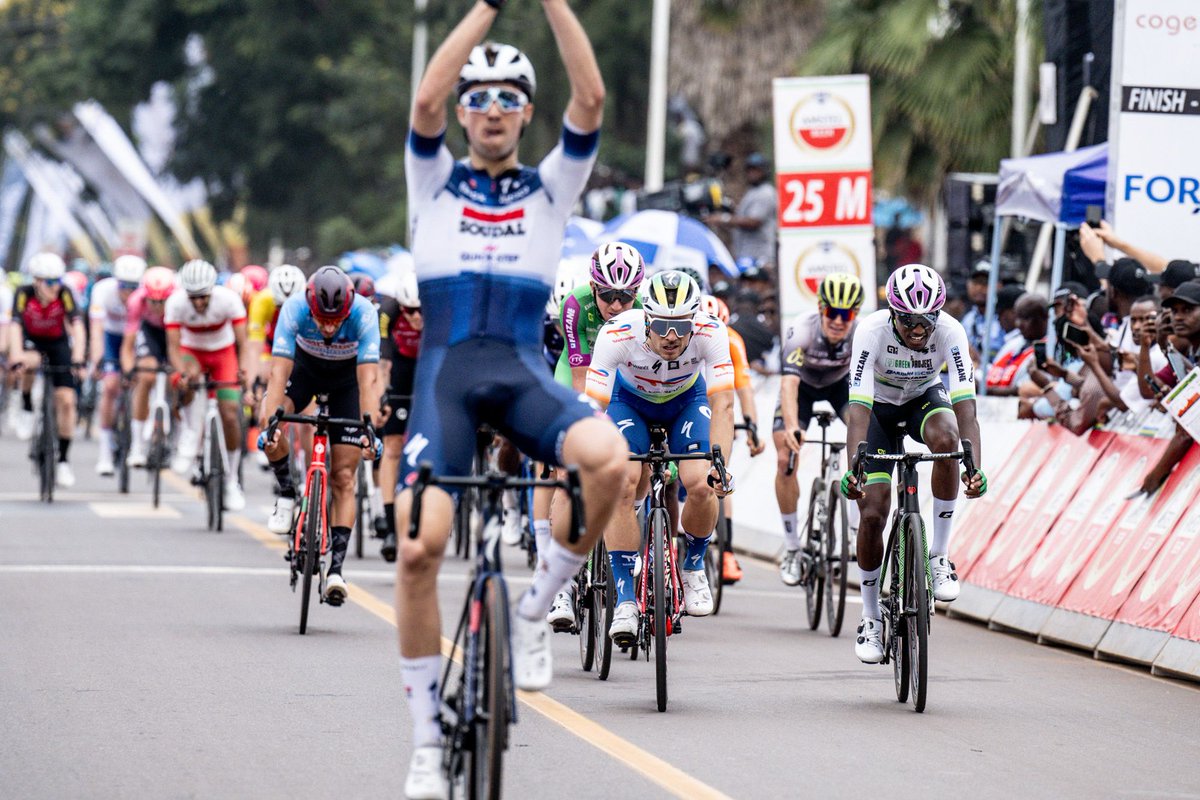 🚴Che inizio di questo Tour du Rwanda!🇷🇼3° Henok Mulubrhan e 4° Filippo Fiorelli nella prima tappa con arrivo in volata.  Sprint finale vinto da Ethan Vernon della Soudal Quick-Step.
🔗 Le dichiarazioni del Campione Continentale Africano alla news: greenprojectbardianicsffaizane.com/green.../