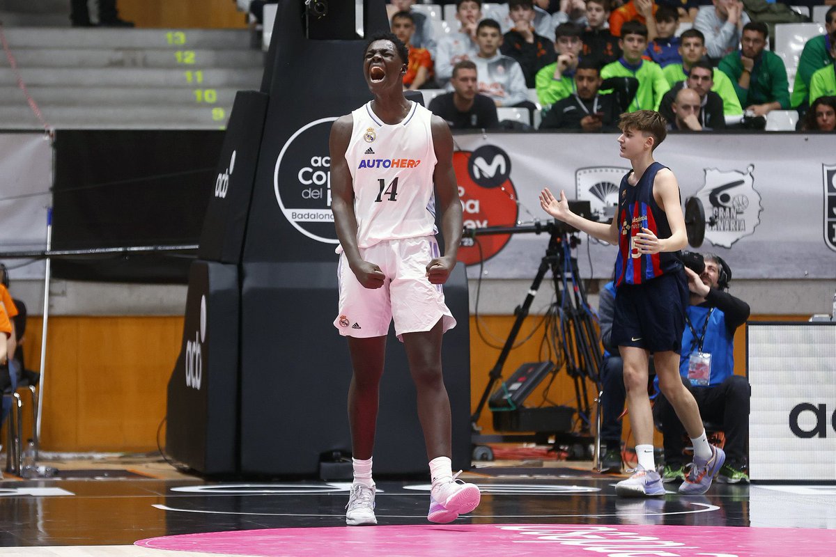 🔥 MAHAMADOU LANDOURE (13 años y 2,11 metros), la gran estrella del Real Madrid en la Final de la #MiniCopaACB 

👉 56 puntos
👉 33 rebotes (17 ofensivos)
👉 9 mates
👉 5 tapones
👉 14 faltas recibidas 
👉 82 de valoración!!!