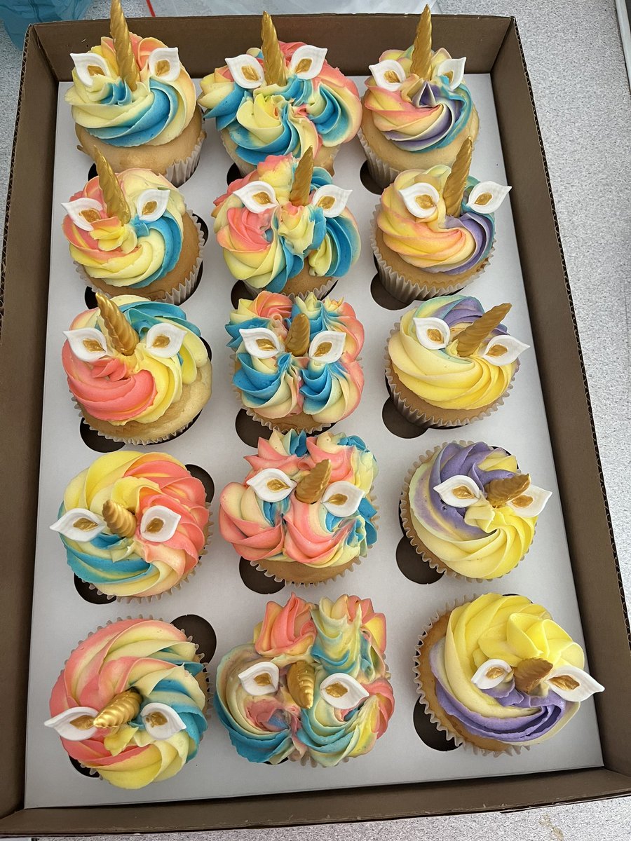 xolis_cakes's tweet photo. #cupcakes #birthdaycake #cakeart #cakedecorating #cakedesign #buttericing #xoliscakes https://t.co/5aNLJNabW9
