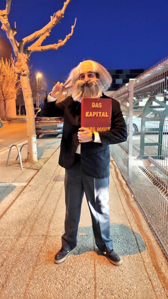 Ahir vaig anar disfressat de Karl #Marx al Carnaval de #Reus i prou gent em va demanar foto (tot i que la majoria pensava que anava de Albert Einstein o desconeixien qui era Marx)

A veure si la màgia de Twitter deix un fil de fotos ben guai🔥

Salut i bona ressaca camardes!👊🏻
