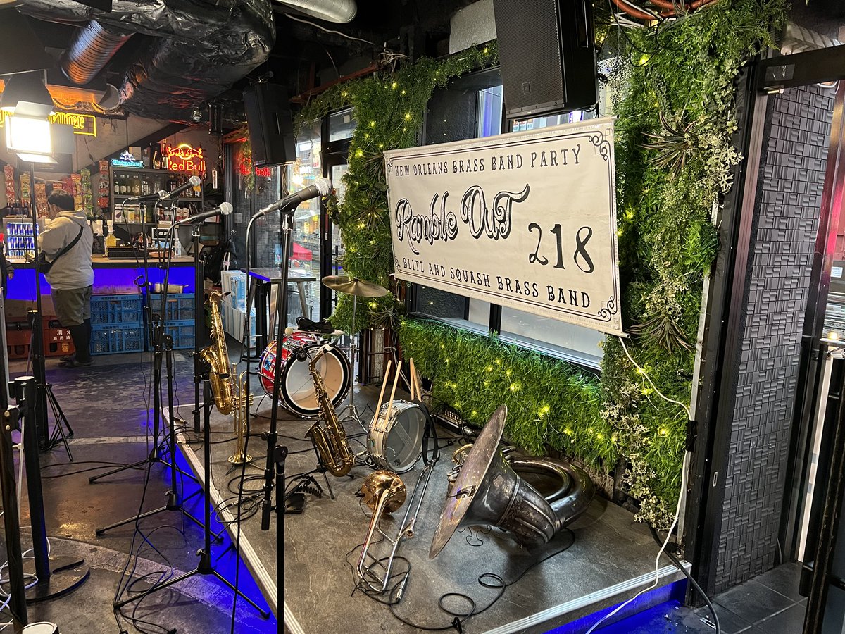 junichi_inoue's tweet photo. 今日の戦歴は、
①奢ってもらったハイネケン🍺
②ライブ中に滝飲みさせられたテキーラ🍾
③敦之の祝いのシャンパン🥂
④また奢ってもらったコロナビール🍺
⑤最後にマスターが何故かくれたイエガーマイスター🍾
全てプライスレス🥴🥴🥴
ご飯はガンボとルーロー飯とかつサンド😆
#RAMBLEOUT https://t.co/7zFlj507ui