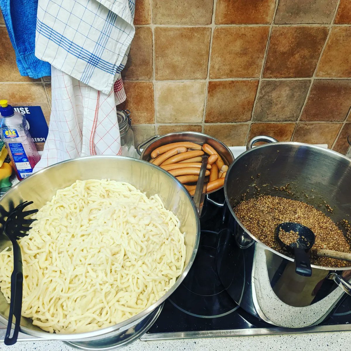 Taxx_kocht's tweet photo. Die letzte #spätzleskalation in der @binary_kitchen. Neue Eskalationstufe erreicht. #linsenmitspätzleundsaitenwürschtle #schwäbisch #spätzle https://t.co/7rOECeuNeF