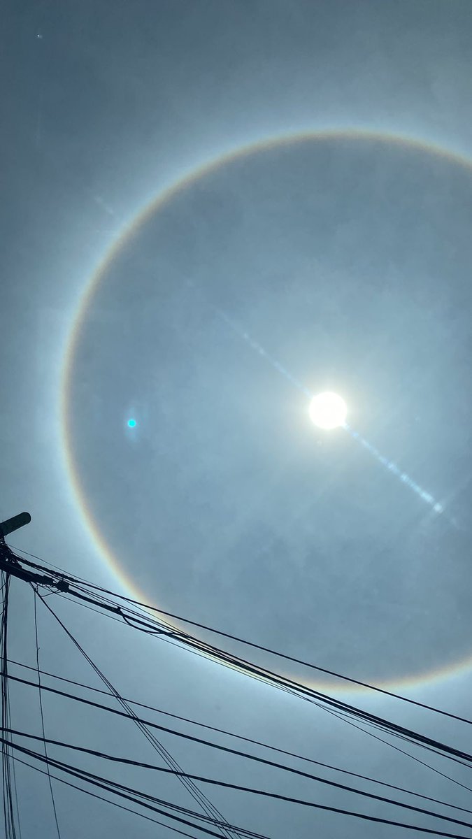 SilviChavz's tweet photo. En este instante... 🌈🌞

#anillosolar #sol #anilloiris #arcoiris
#sun https://t.co/J8Fy391vMA