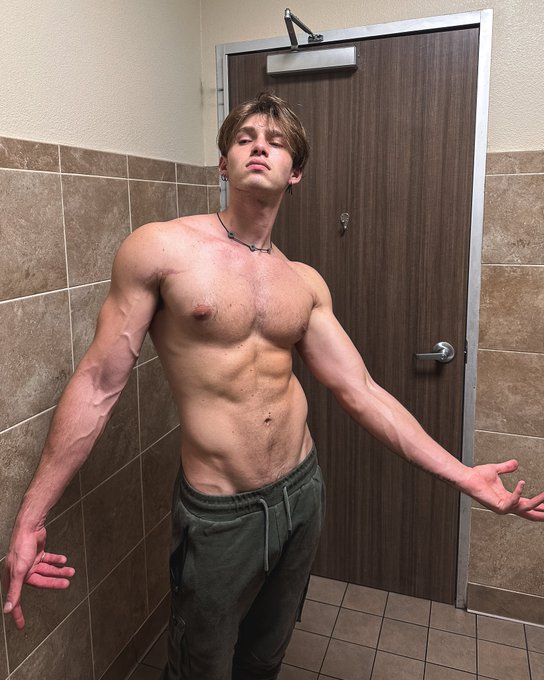 Jojo pose https://t.co/BxpU9Ao8DL