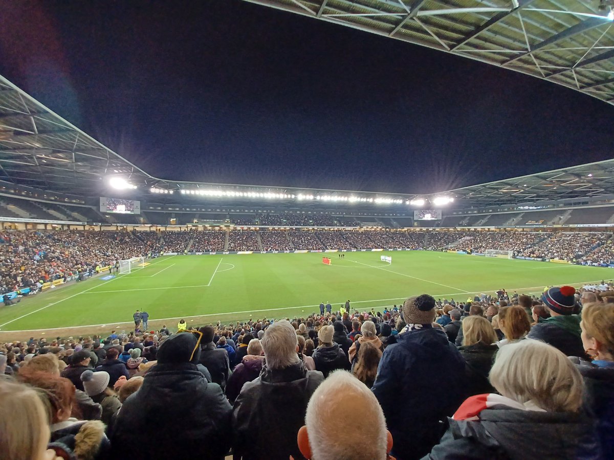 Thursday we supported a female coach cpd event at MK Dons, expertly led by <a href="/StMarysWHPFC/">St Mary's FA WHPFC</a> looking at 'Transitions' and followed by a match observation task watching the Lionesses vs South Korea 🦁⚽️