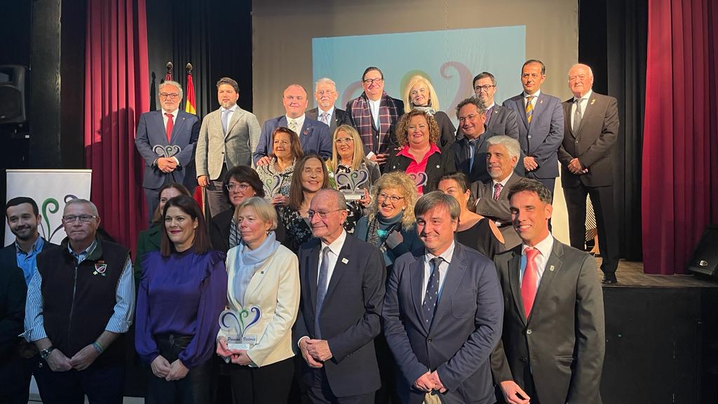 pelpalustre's tweet photo. Acudimos a los Premios Victoria 2022 por la @AAVVvictoriana para recoger el premio Victoria Asociativo 
Queremos reiterar nuestro especial agradecimiento al presidente de la asociación Pepe Ocón y toda su junta directiva, por este premio y por su apoyo y unión con nuestra entidad https://t.co/9dOwqC2Mxr