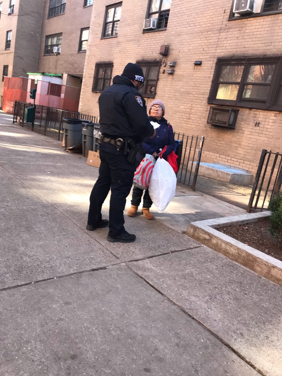 NYPDPSA5's tweet photo. Your PSA 5 DVOs joined our friends @Returning_Hope and agencies from around the city to engage residents in conversations about teen dating, mental health &amp; domestic violence resources and warning signs to look out for. https://t.co/eCdgss6c7j