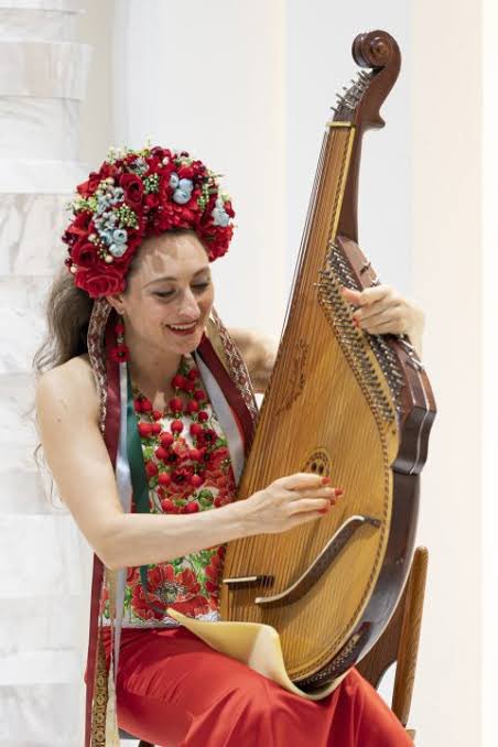 ウクライナの民族衣装、ヴィシヴァンカと花冠'ヴィノク'を着用したソプラノ歌手であり、バンドゥーラ奏者のオクサーナ・ステパニュックさん 高貴で透き通るような美しい歌声と、バンドゥーラの奏でる爽やかな音色が心地良い… nhk.jp/p/ongakukan/ts… #NHKクラシック音楽館