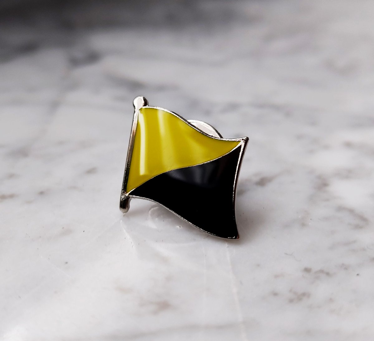 basedstorede's tweet photo. ❓Kennt ihr schon unsere Anstecker❔
🏘️Perfekt für den libertären Alltag !
👉 https://t.co/7GZSss1p1l
#anstecker #pin #libertär #ancap #gadsden #gadsdenflag #anarchokapitalismus https://t.co/NAuXp3emSy
