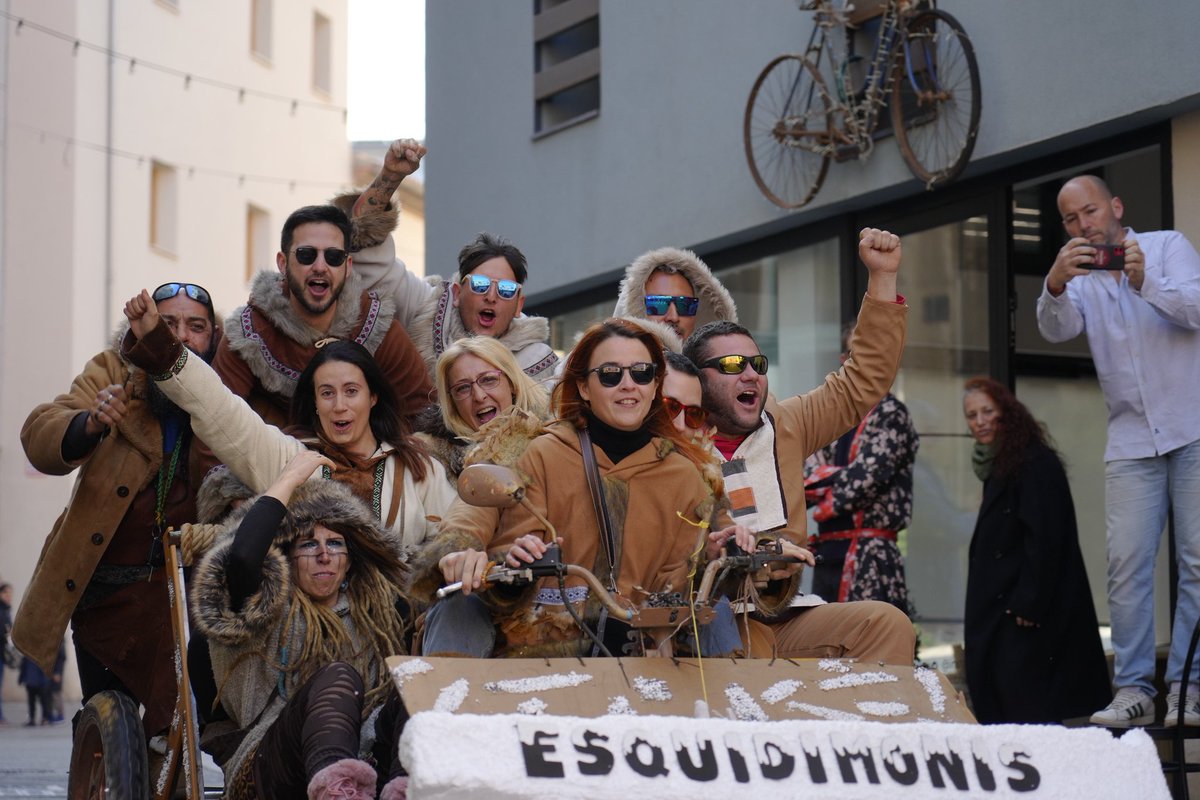 MiquelPueyo's tweet photo. Avui és diumenge de #Carnaval 🎭 Amb les regidores @jfreixanet i Mariama Sall hem assistit a la tradicional Cursa de Llits i hem vist els els cotxes exposats de la cursa, una activitat organitzada pels @CdLleida. Quins dies de Carnestoltes tan bonics! ☺️ https://t.co/fw0Xjz5bRE