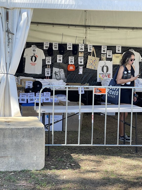 HarryNiallNews's tweet photo. Merch for Love On Tour Australia! 

via @styletotheharry https://t.co/EGKcS5XCP4