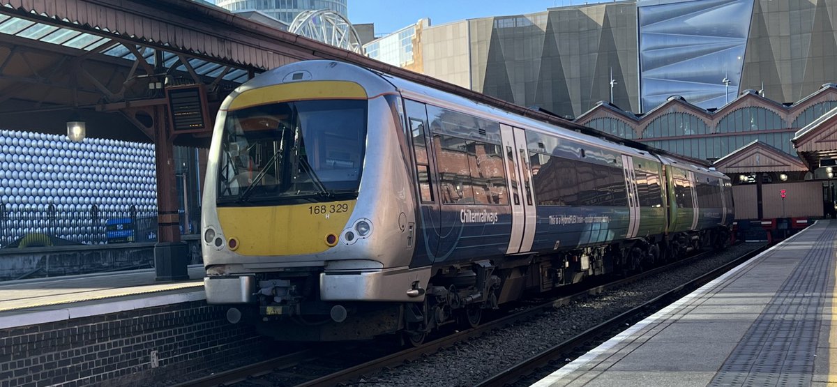 PlatformEdge1's tweet image. Another special visitor has came to Birmingham 👀

168329 (HybridFLEX) stands at Birmingham Moor Street on a test run from London Marylebone #Class168 #Hybrid