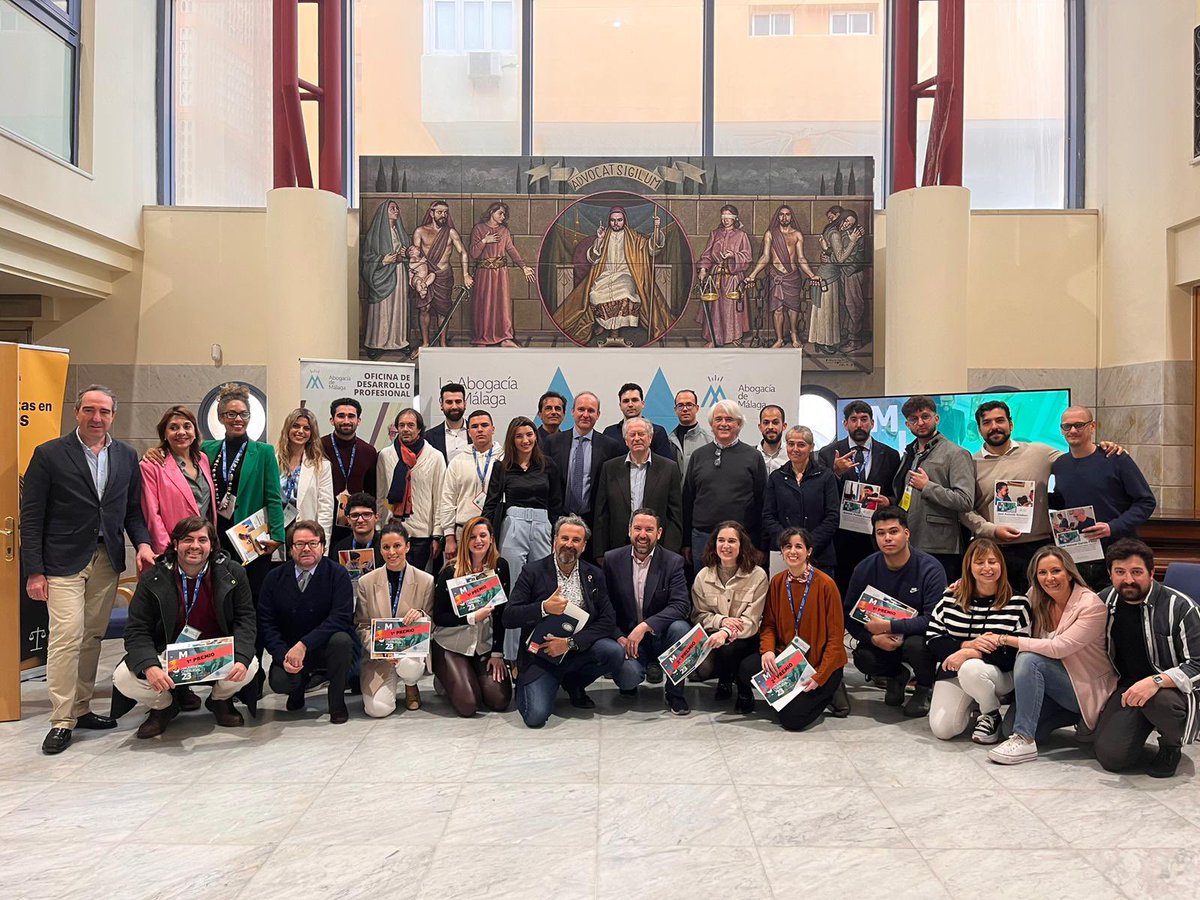 ¡Foto de familia! 🙌🏻
Han sido 3 maravillosos días en este I Hackathon #CiberLegalMLG 

Y hay muchos agradecimientos que hacer: ¡empezando por vosotros, equipazos, que lo habéis hecho genial!

Hilo 👇🏻