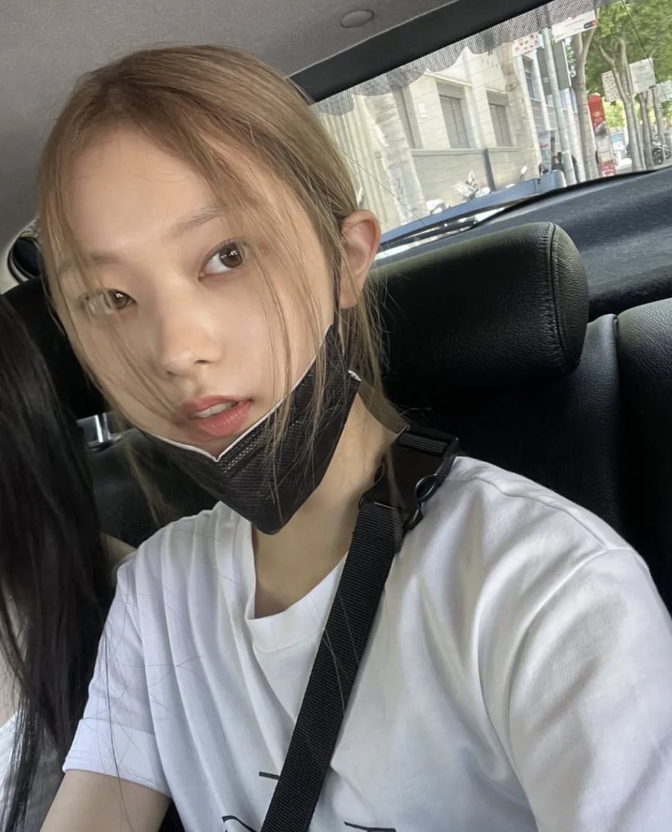 kanghaerins's tweet photo. kang haerin’s bare face — a thread https://t.co/mWn5cTFFOa