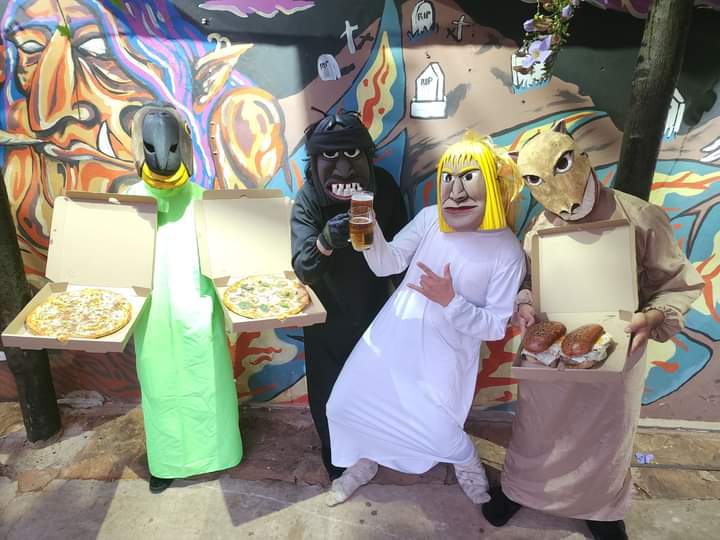 observadorluque's tweet photo. Delivery de pizza.  ¿Te imaginás que el propio Pompero toque a tu puerta y te entregue el pedido?
Pyhare Pizza: un grupo de jóvenes hace ruido combinando  mitología y gastronomía.
En el local te atienden  Jasy Jatere, kurupi y el Luison. 
#luque
#pizzas 
#pyhare
#pombero https://t.co/AEa7vhIQZv