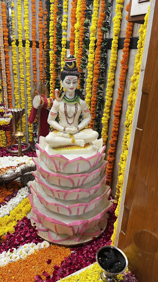 ARPIT_N_PATEL's tweet photo. नमस्ते अस्तु भगवन विश्र्वेश्र्वराय महादेवाय त्र्यम्बकाय त्रिपुरान्तकाय त्रिकालाग्निकालाय
कालाग्निरुद्राय नीलकण्ठाय मृत्युंजयाय सर्वेश्र्वराय सदाशिवाय श्रीमन् महादेवाय नमः 

My One And Only #Shambhooo

#મહાશિવરાત્રી  ૧૮-૨-૨૦૨૩

|| ॐ નમઃ શિવાય || https://t.co/2vUQkuKk1E