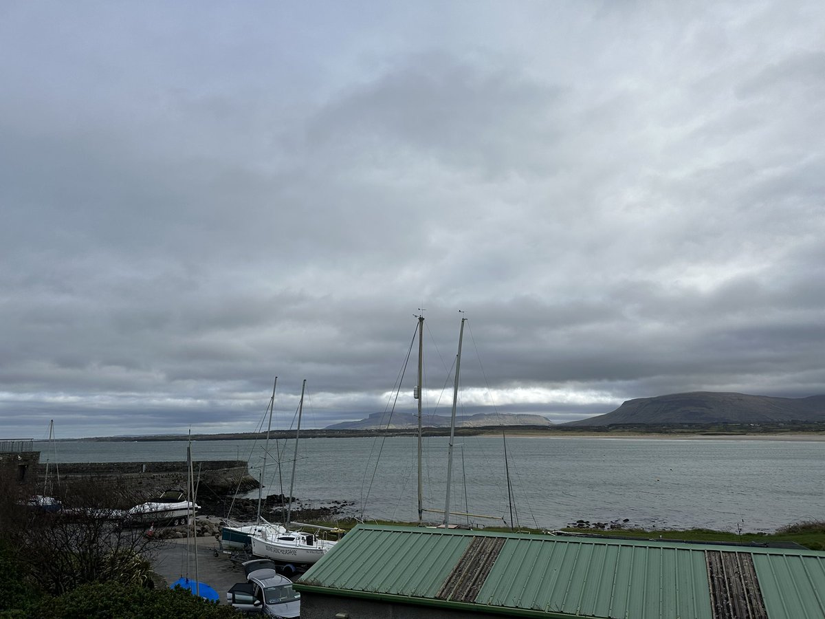 SusanSmythSL's tweet photo. I’m in Mullaghmore, a busy seaside town and not one hotel or restaurant is open, nothing, the entire town is closed yet it’s very busy with people? https://t.co/MGtmys8ZN0