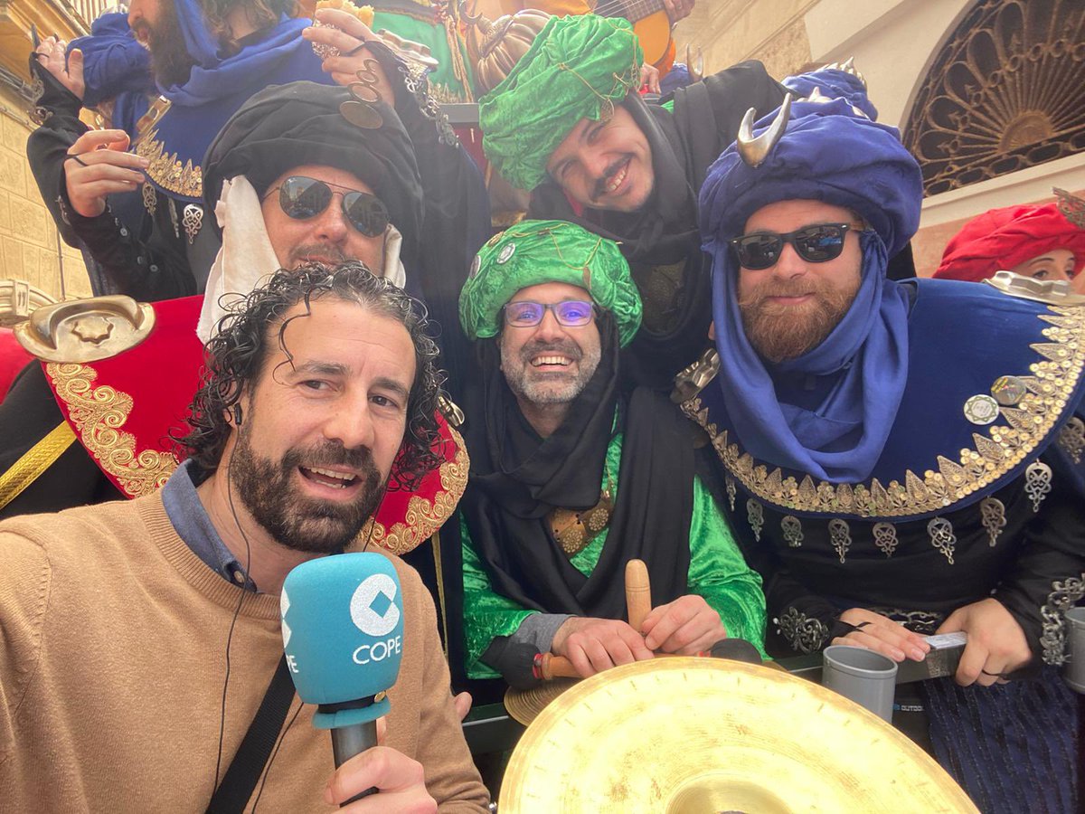 COPECadiz's tweet photo. Coro Al Andalus @cronopiomiguel
#domingodecoros
➡️Todo en
💻https://t.co/Wik2OVTbeC
📱App de COPE (Emisora Cádiz)
#Cádiz #Carnaval2023 #cope #carruseldecoros #CarnavaldeCadiz2023 https://t.co/73LlIFC5G2