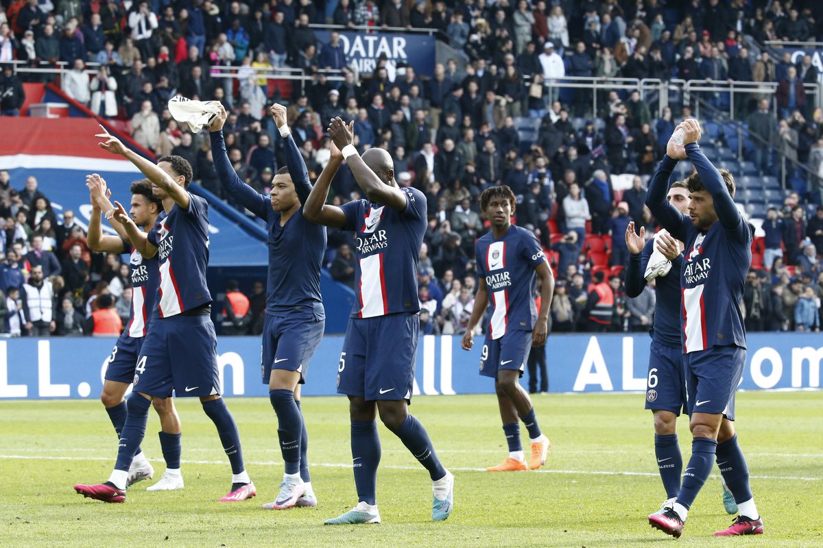 PSG_inside's tweet photo. ❤️ 𝐌 𝐄 𝐑 𝐂 𝐈 💙 

#PSGLOSC https://t.co/XRRAu6eJXi