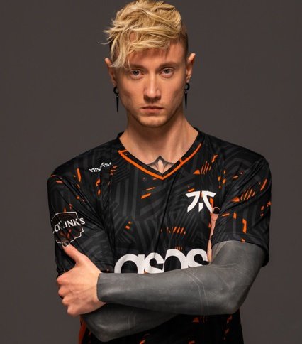 Razorkismo's tweet photo. ¿Sabías esto?
🤯 Si Rekkles hubiera disparado a John Lennon 💀🔫, el artista inglés a dia de hoy seguiría vivo y tendría 82 años. https://t.co/nkpw5unJs8