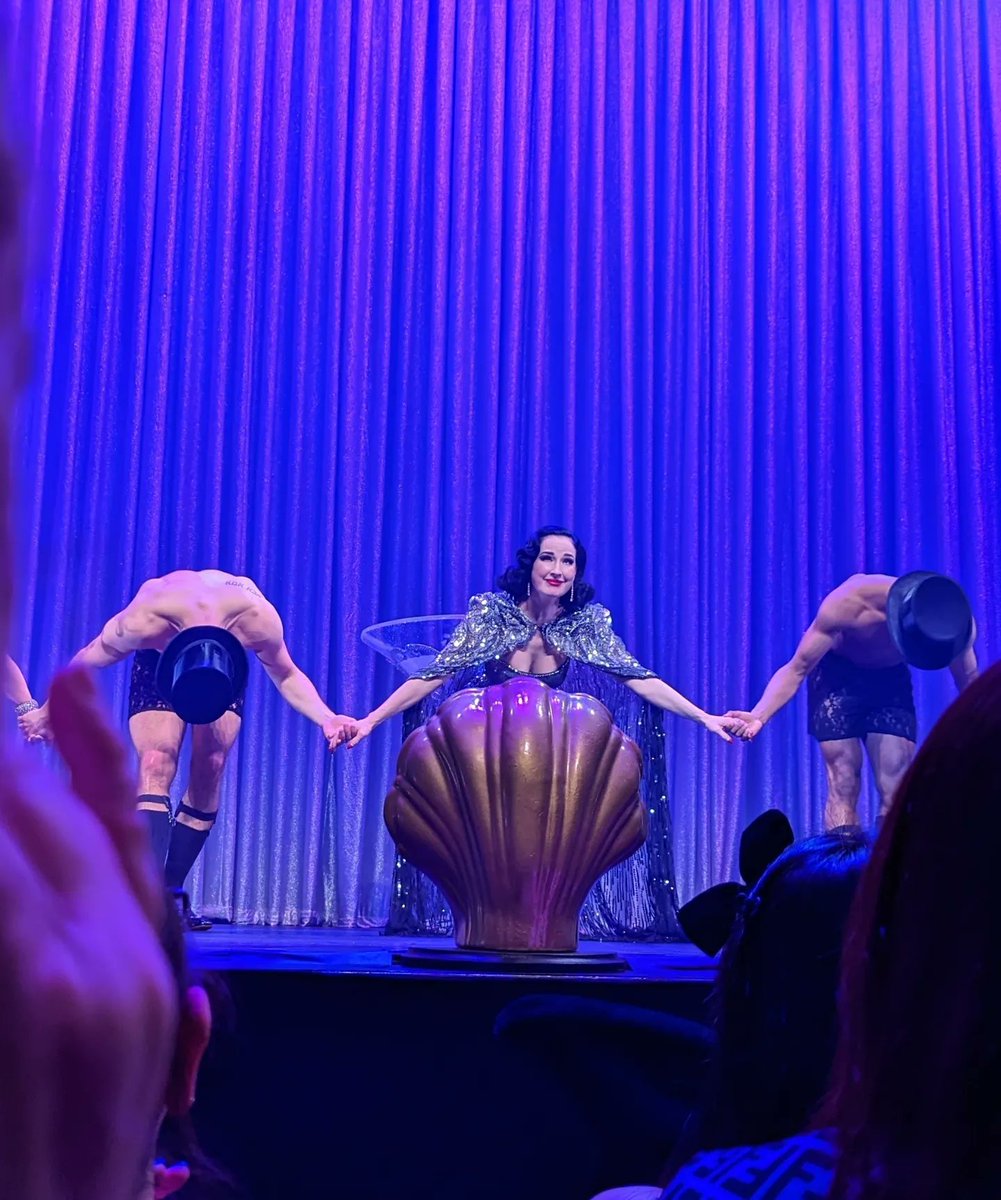 MomofaBee's tweet photo. Someone shared Jonny's post with me and I forgot to share these on Twitter. @chrstn64 and I had so much fun at @DitaVonTeese #glamonatrix in Atlanta. #miaminext #thetabernacleatlanta #queendita #ohmy https://t.co/k1aNP6JalI