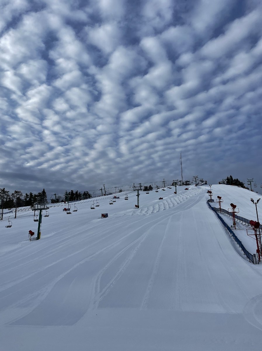 SkiPineKnob's tweet image. The Pine Knob Snow Crew installed the mogul field on Bumper overnight. It makes for an interesting photo with the morning clouds. Fresh moguls, cool clouds ... what are you waiting for?
Sunday, February 19, 9AM-10PM
Monday, February 20, 9AM-10PM
#SkiPineKnob #Moguls #SkiTheBumps