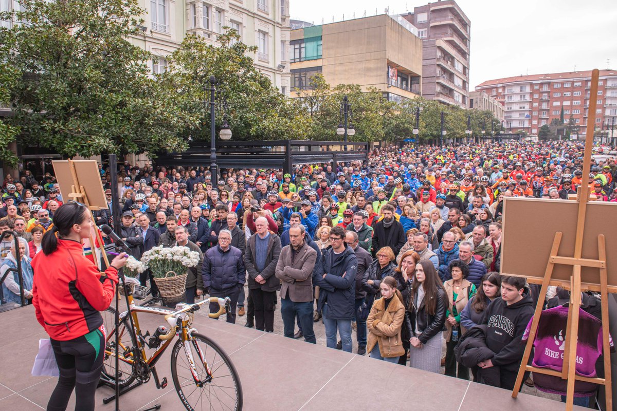 Torrelavega_es's tweet photo. 🚴El Bulevar D. Herrero se ha llenado para arropar y apoyar a la familia de Floren, el ciclista que falleció tras ser atropellado por un conductor que se dio a a la fuga
🚲Compañeros de grupeta, ciclistas anónimos y conocidos y muchos ciudadanos han pedido justicia para Floren https://t.co/EUqkNJUHKO
