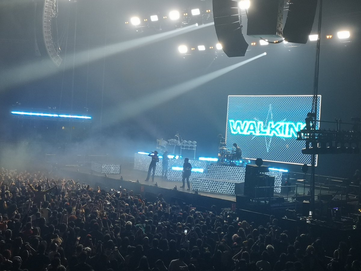 crisiss_11's tweet photo. CONCIERTAZO #bmth https://t.co/WRAqzku1yJ