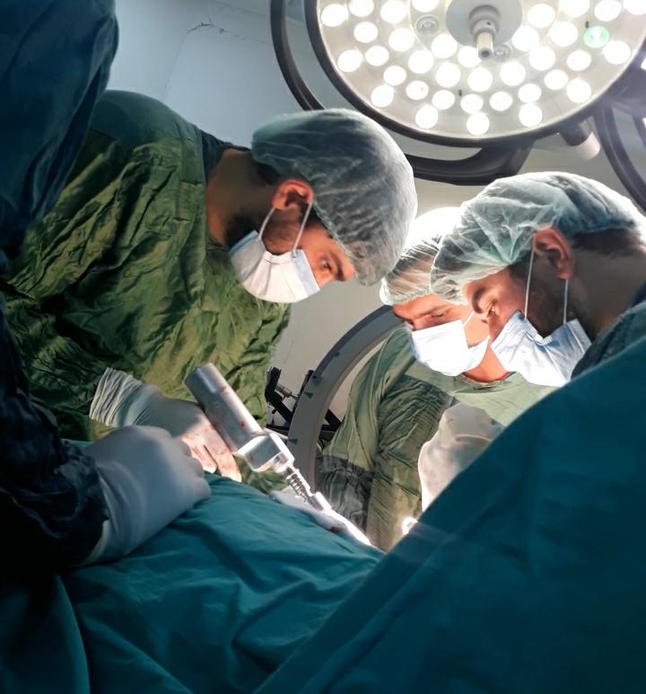 Los profesionales cubanos de la Salud⚕️ son un ejército de batas  blancas de Cuba 🇨🇺 y para el mundo 🌏. En Kahramanmaraş, Türkiye, nuestros especialistas han realizado 13 cirugías mayores, 4 de ellas pediátricas.

✍️<a href="/Embacuba_Turqui/">Embacuba_Turquia</a>
#CubaPorLaVida 🇨🇺 #MásQueMédicos 🇹🇷