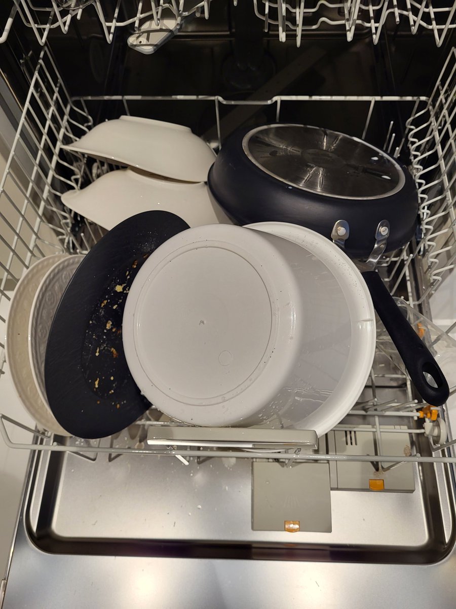 tommielo's tweet image. Päivän #firstworldproblem: paistinpannulle ei ole mitään järkevää paikkaa astianpesukoneessa. Vaikka oletusarvo nykyään lienee, että koneessa ne pannutkin pestään.