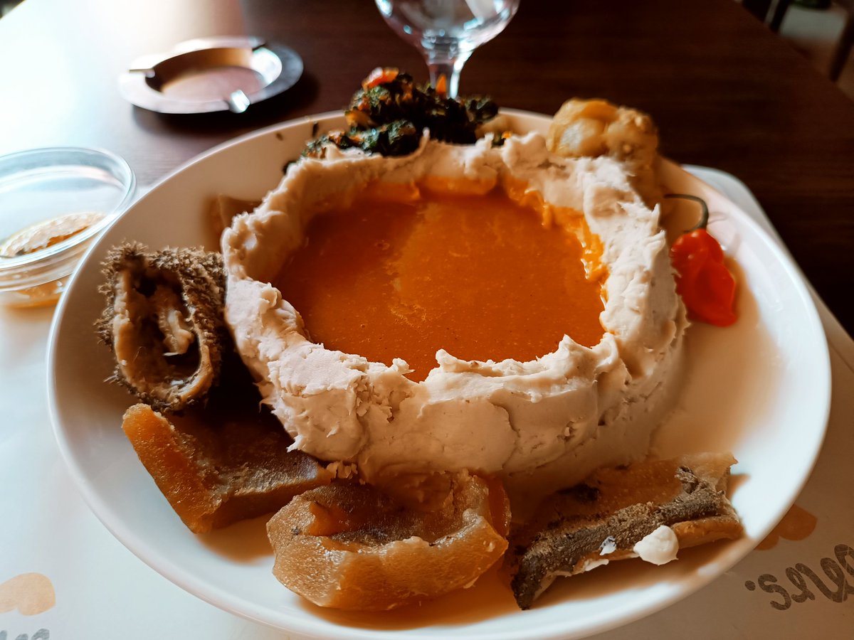 ValorienNoubiss's tweet image. Qu'on soit à Douala ou à Dakar, le dimanche est jour de Taro.
Comptez 3000 XOF pour un plat pareil.
Bon dimanche !!