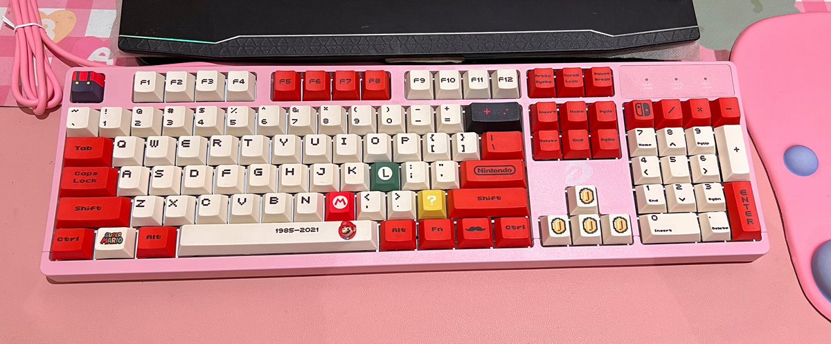 79lightyears's tweet photo. i made some changes to my setup and wanted to share 🌸💕🤖🎮 #mechanicalkeyboard #pinkgamingsetup #supermario https://t.co/vEb0wLf4QN