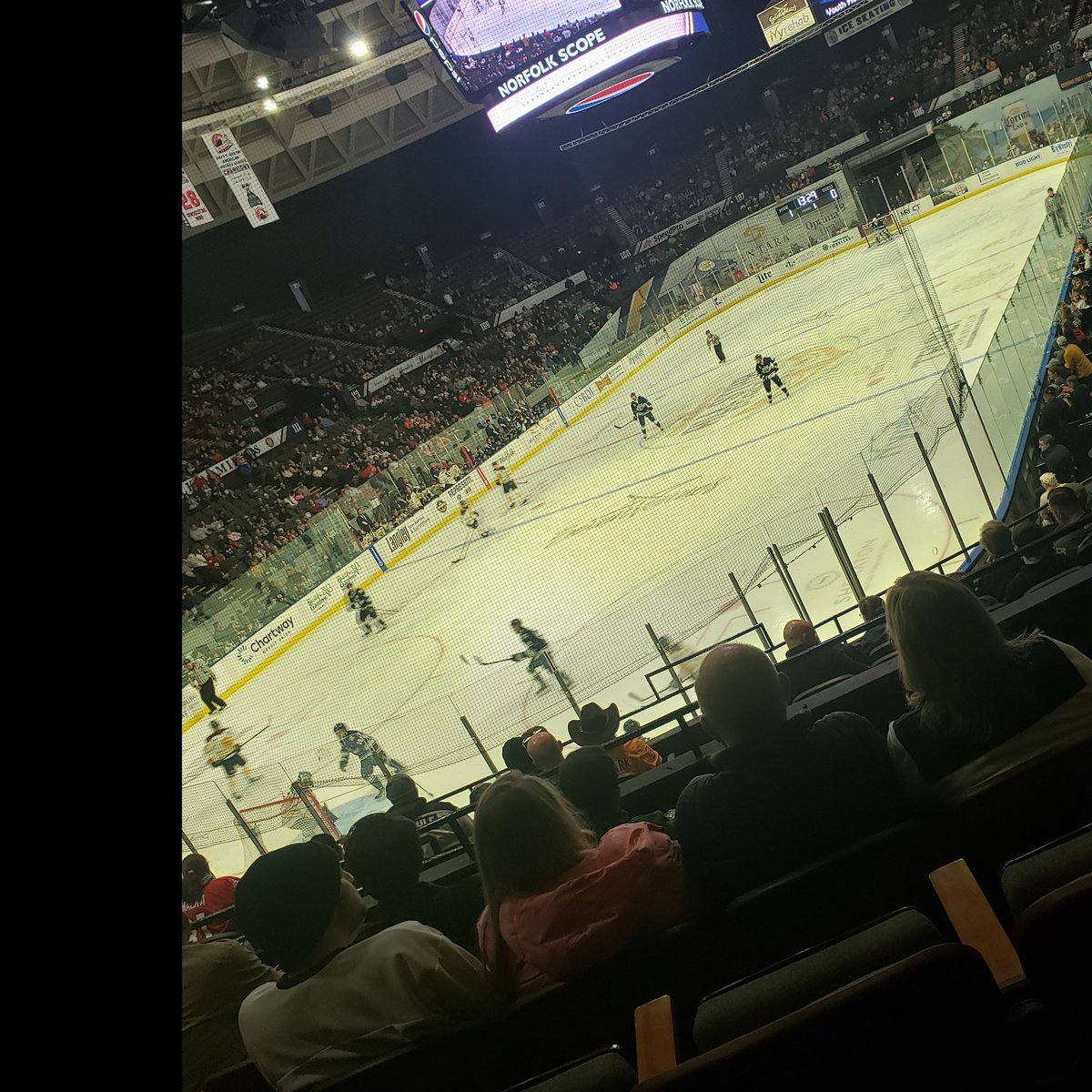 NoirMira's tweet image. Always a classic.
#admirals #railers #hockey #livehockey #rescheduled #toohot #nofolk #scope