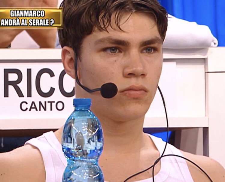 cercolapace's tweet image. Comunque qualcuno li ha mai visti nella stessa stanza? 

#amici22